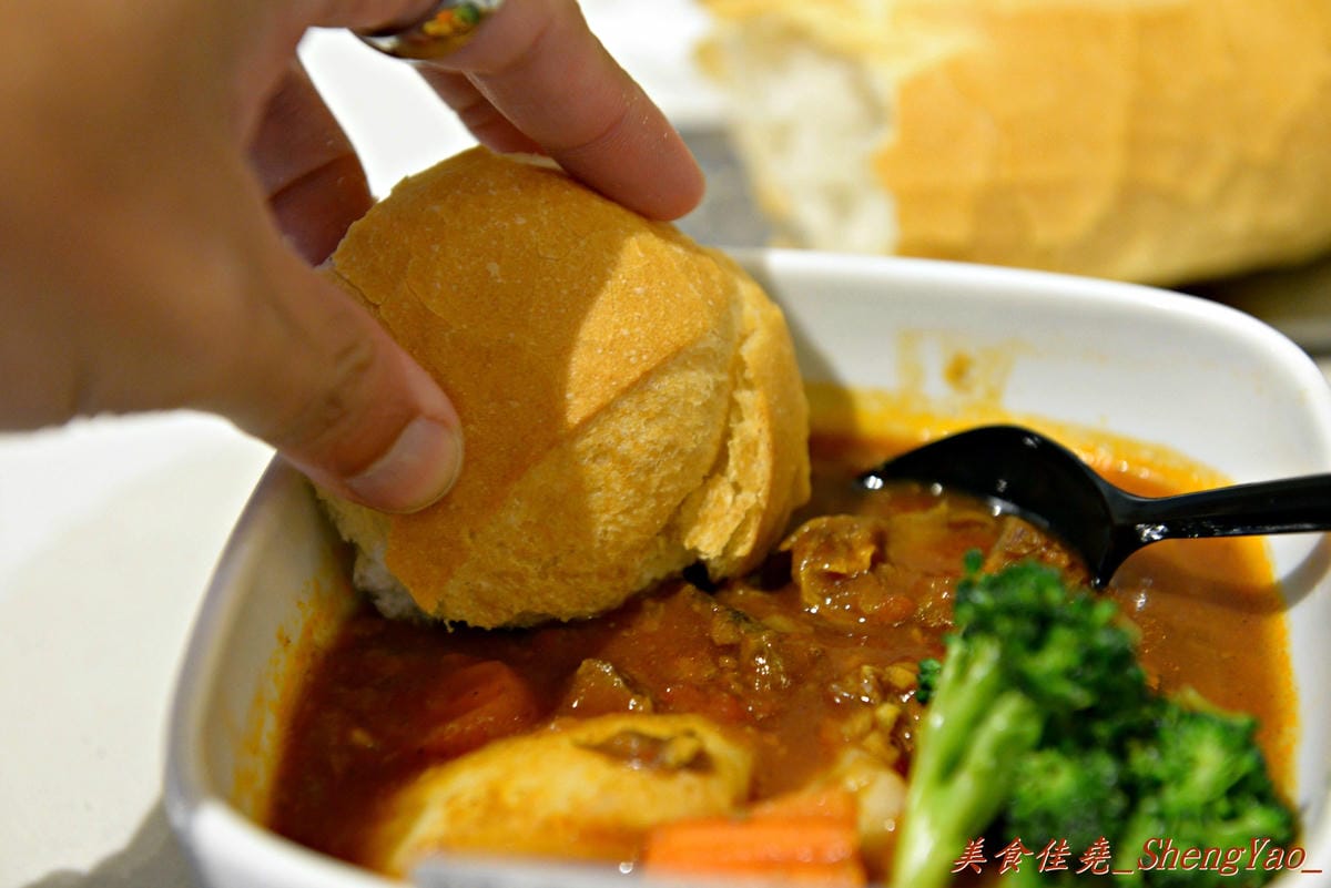 [台中西區]屋台二本 – 只賣兩樣的路邊攤湯咖哩,BRT周邊溫馨美食小店。