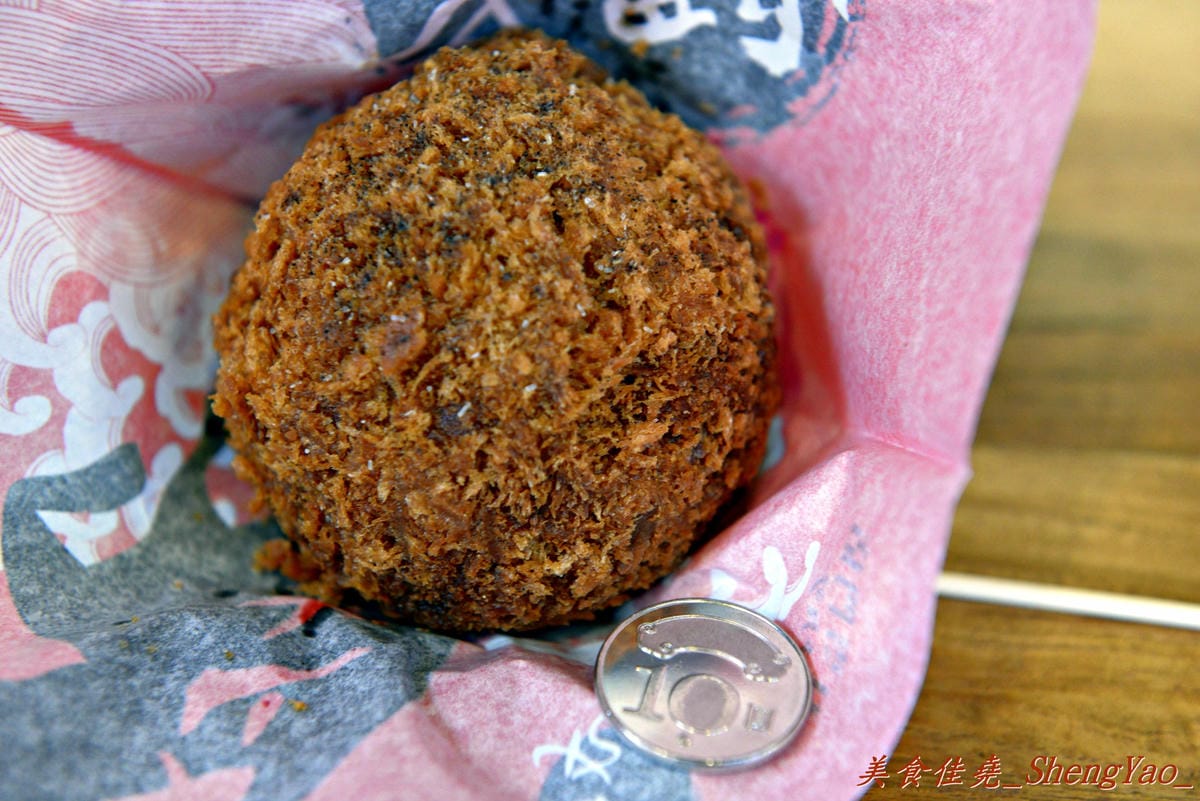 [台中北區]雷丸 牛肉丸專門店 – 拳頭般大的巨無霸SIZE炸肉丸要是能純牛肉會更棒。