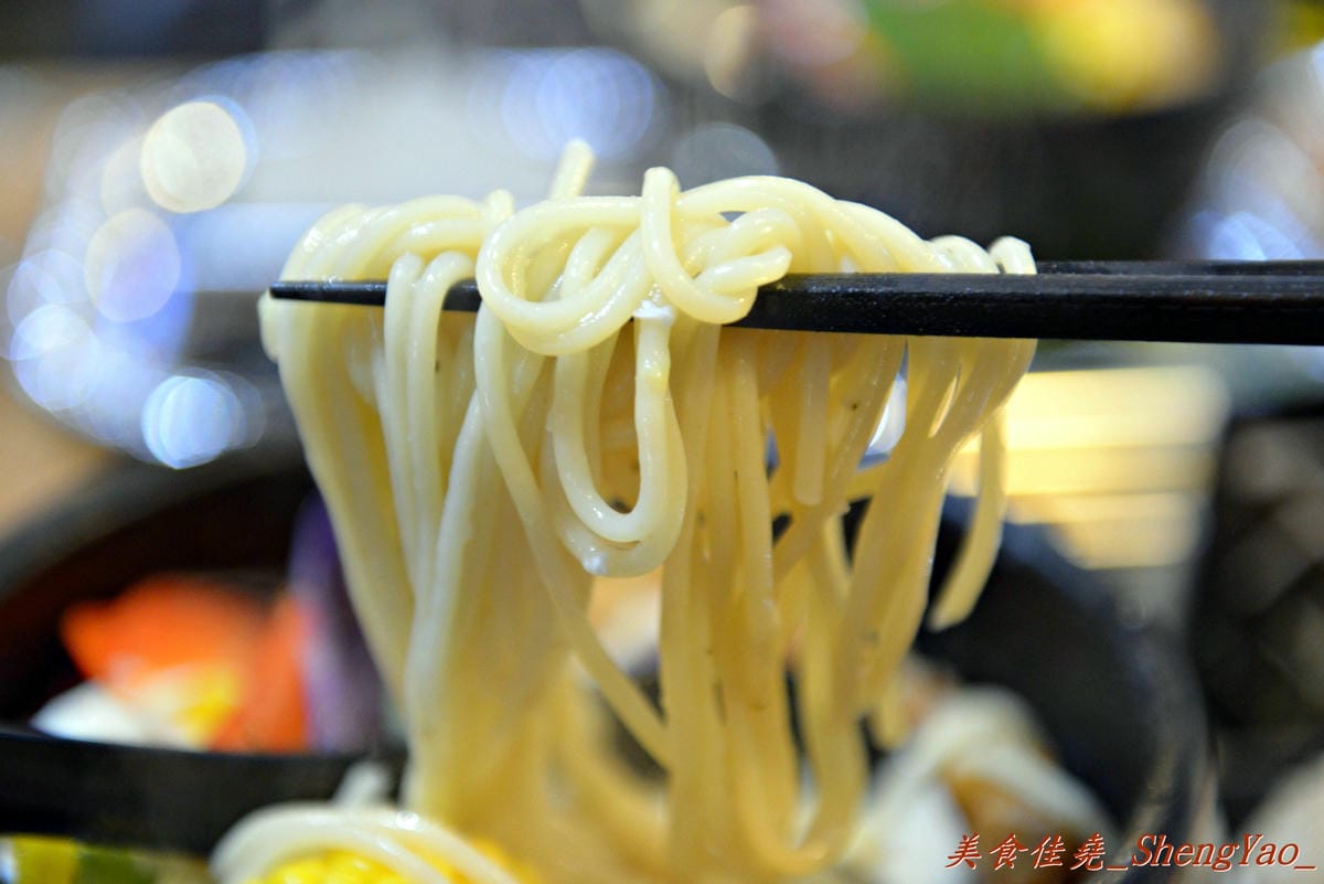 [台中北區]千金義式鍋麵專賣店 – 一中商圈新餐廳,”咖啡鑽”又一力作,熱騰騰的大份量義式鍋麵。