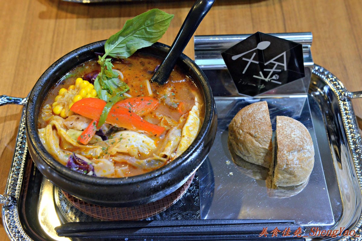 [台中北區]千金義式鍋麵專賣店 – 一中商圈新餐廳,”咖啡鑽”又一力作,熱騰騰的大份量義式鍋麵。