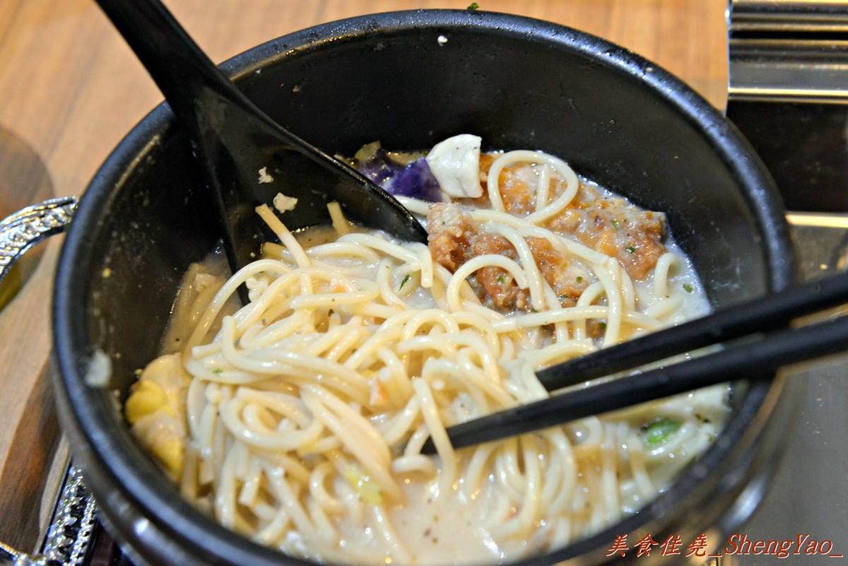 [台中北區]千金義式鍋麵專賣店 – 一中商圈新餐廳,”咖啡鑽”又一力作,熱騰騰的大份量義式鍋麵。