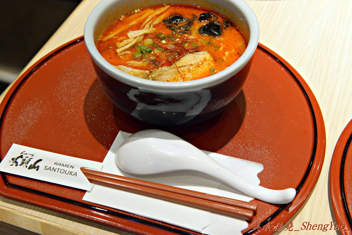 [台中西屯]山頭火拉麵 台中大遠百4號店 – 來自北海道旭川有名的日本拉麵來台中開店了,湯頭濃郁道地,台中好吃拉麵1。