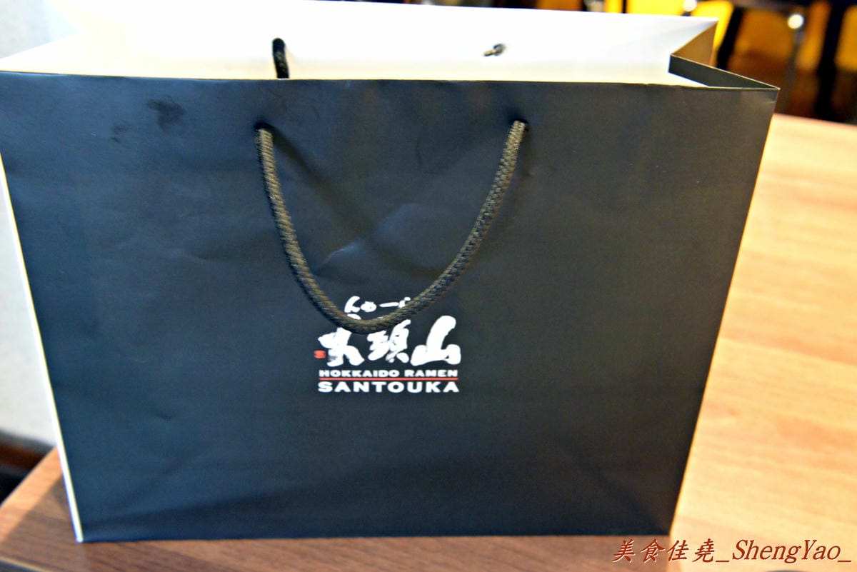 [台中西屯]山頭火拉麵 台中大遠百4號店 – 來自北海道旭川有名的日本拉麵來台中開店了,湯頭濃郁道地,台中好吃拉麵1。