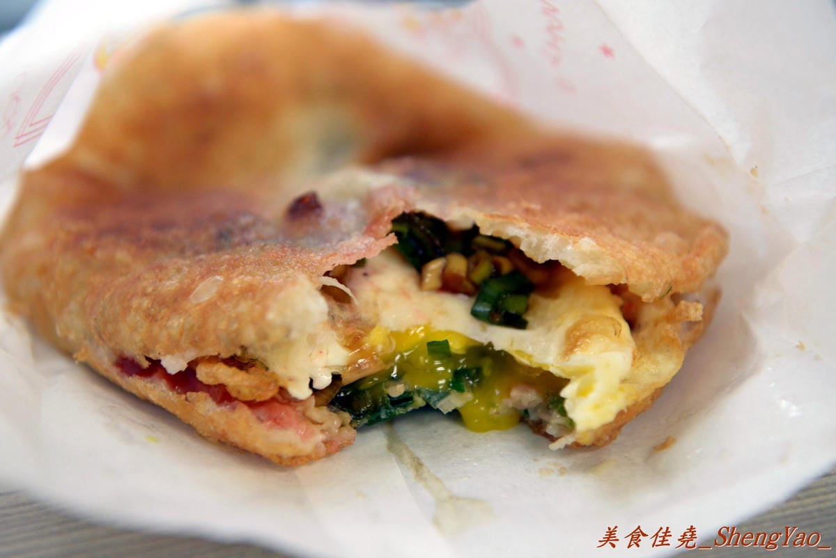 [台中西屯]坤濱伯蔥肉餅 – 逢甲商圈平價小吃美食,現點現做的爆漿蔥肉餅好好吃(已歇業)
