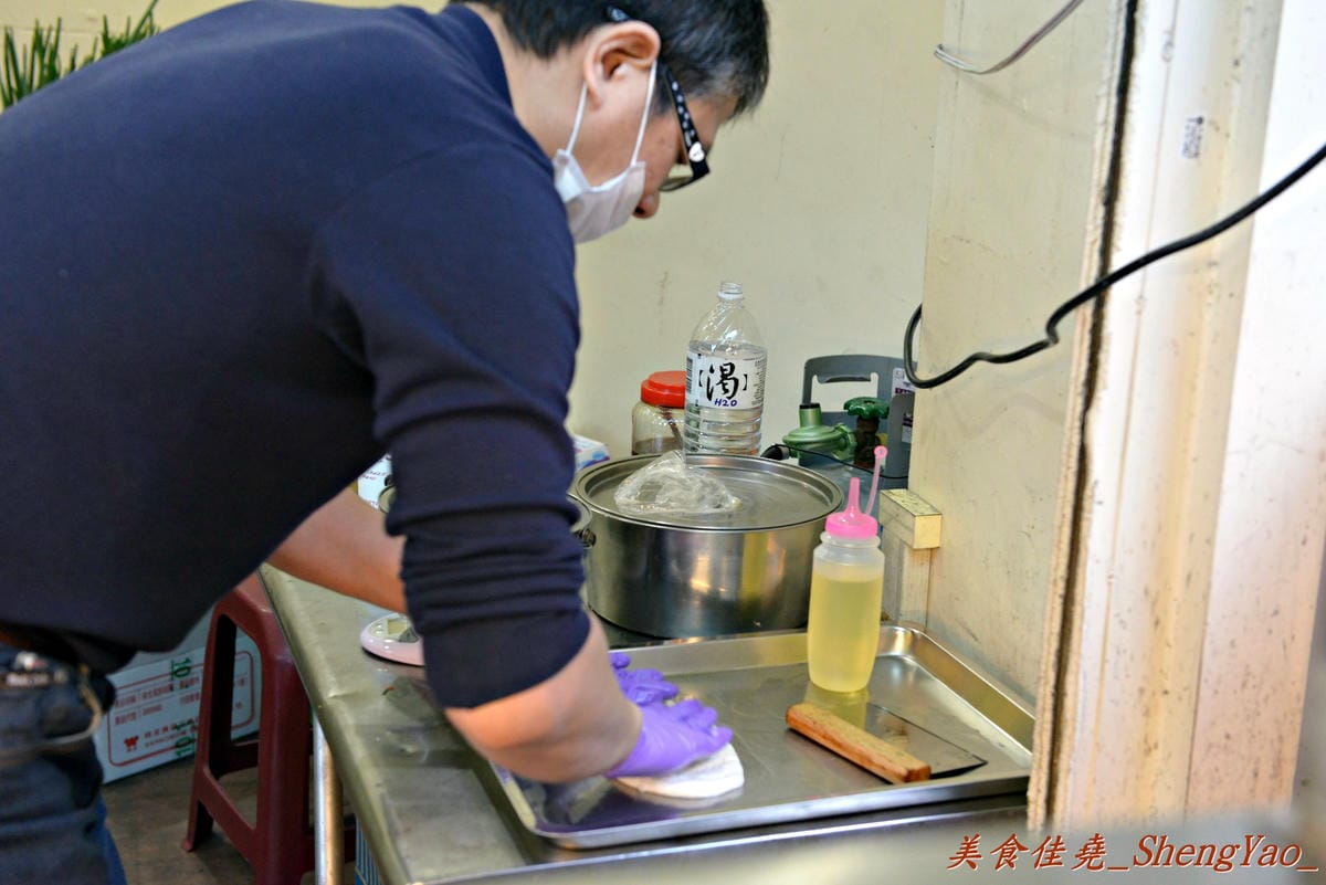 [台中西屯]坤濱伯蔥肉餅 – 逢甲商圈平價小吃美食,現點現做的爆漿蔥肉餅好好吃(已歇業)