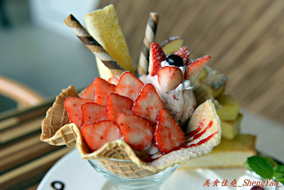 [台中沙鹿]日漫咖啡 沙鹿中山店 – 價格不算便宜,但是真的好吃,草莓冰淇淋蜜糖塔超級吸睛 !!(已歇業)