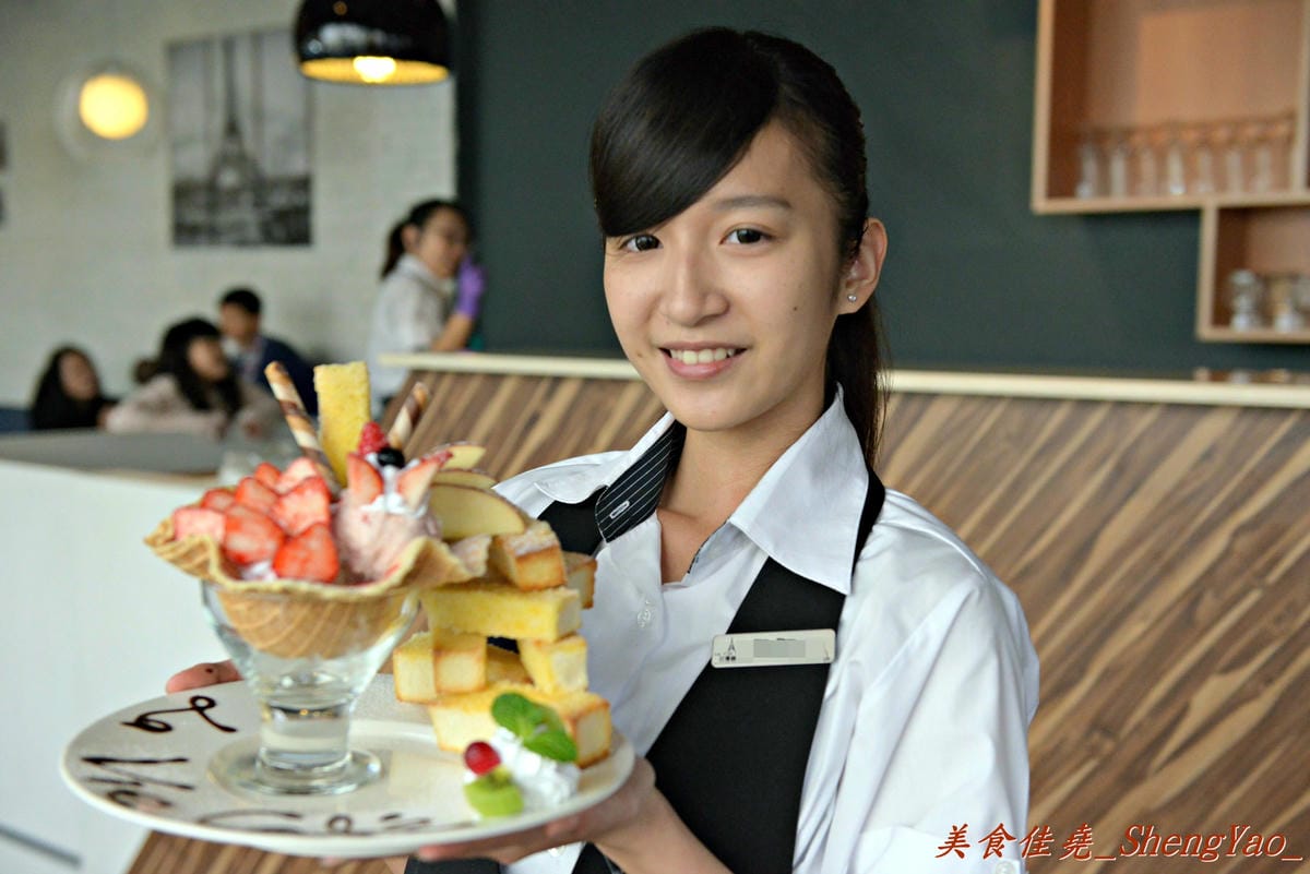 [台中沙鹿]日漫咖啡 沙鹿中山店 – 價格不算便宜,但是真的好吃,草莓冰淇淋蜜糖塔超級吸睛 !!(已歇業)