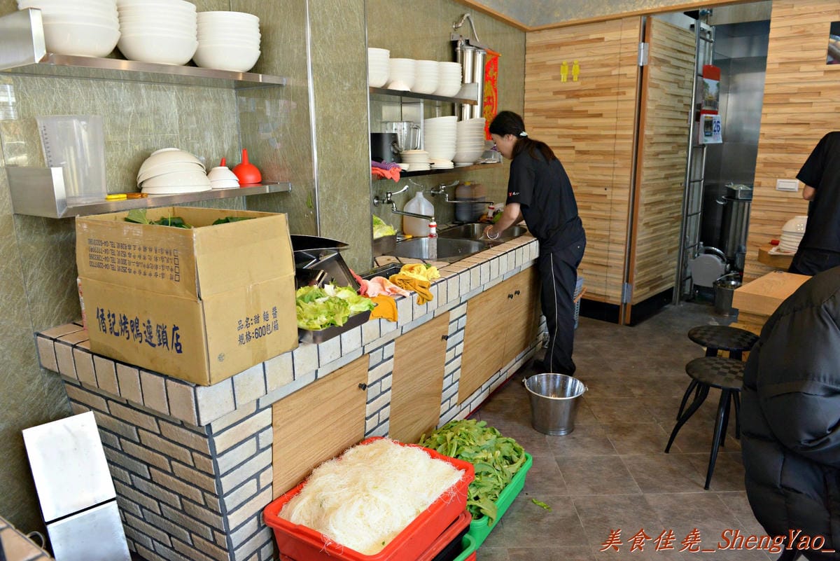[台中沙鹿]九隻牛 絕香牛肉麵 – 沙鹿新開幕的平價牛肉麵,店內用餐空間運用超乎邏輯。