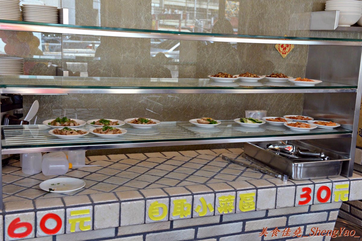 [台中沙鹿]九隻牛 絕香牛肉麵 – 沙鹿新開幕的平價牛肉麵,店內用餐空間運用超乎邏輯。