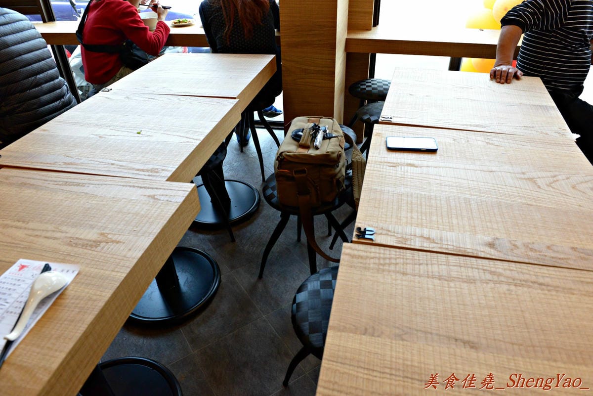 [台中沙鹿]九隻牛 絕香牛肉麵 – 沙鹿新開幕的平價牛肉麵,店內用餐空間運用超乎邏輯。