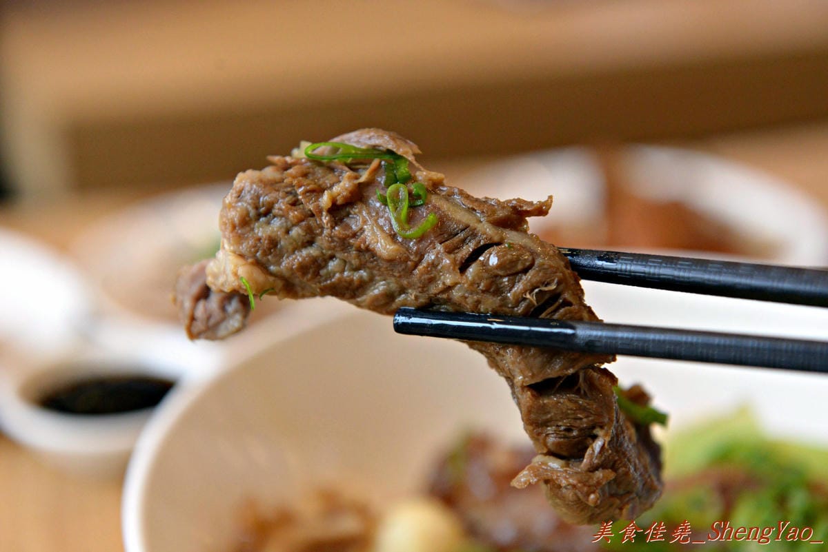 [台中沙鹿]九隻牛 絕香牛肉麵 – 沙鹿新開幕的平價牛肉麵,店內用餐空間運用超乎邏輯。