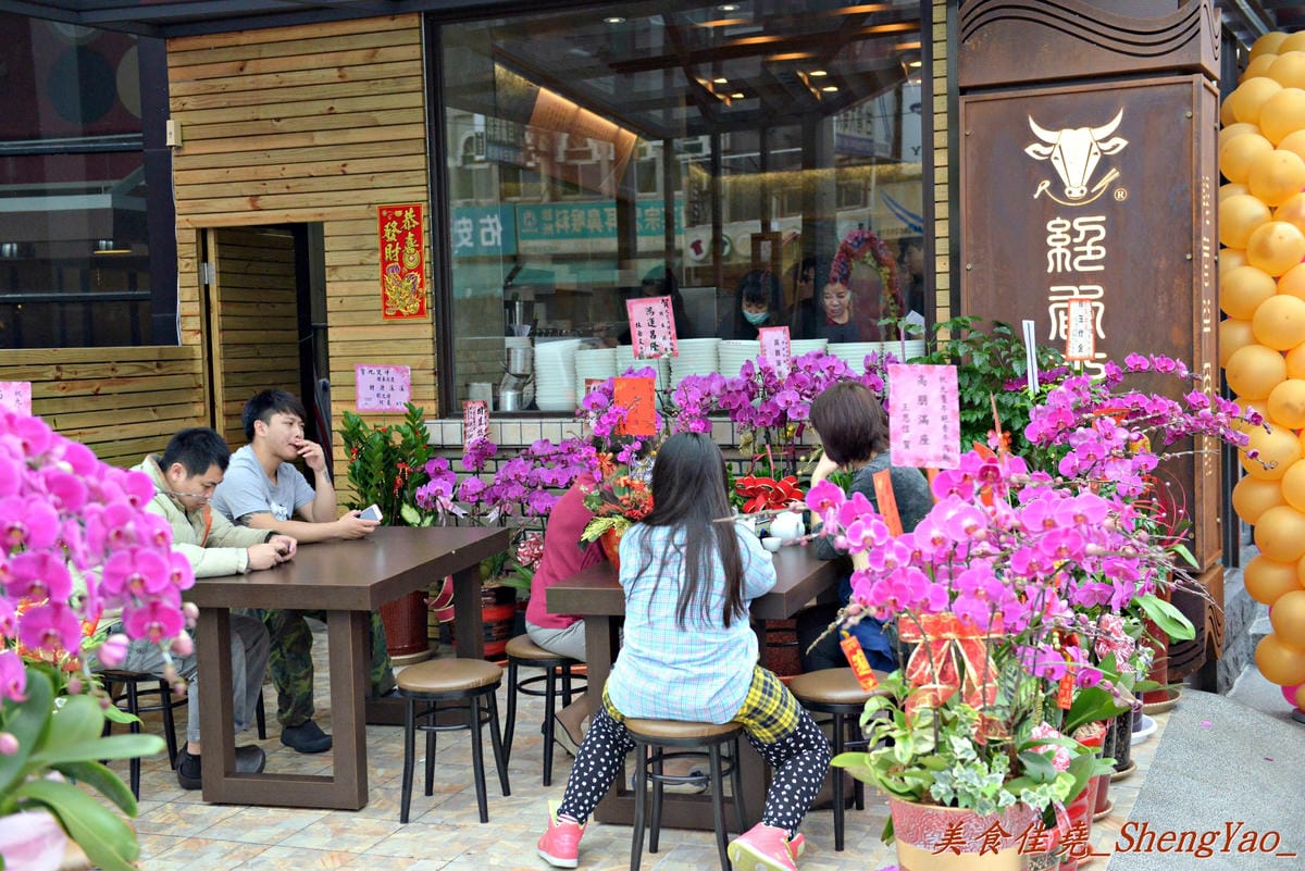 [台中沙鹿]九隻牛 絕香牛肉麵 – 沙鹿新開幕的平價牛肉麵,店內用餐空間運用超乎邏輯。