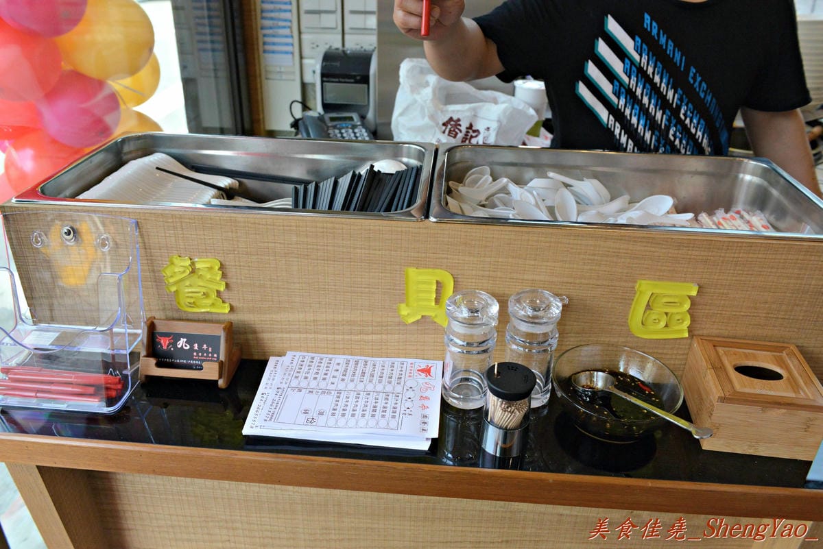 [台中沙鹿]九隻牛 絕香牛肉麵 – 沙鹿新開幕的平價牛肉麵,店內用餐空間運用超乎邏輯。