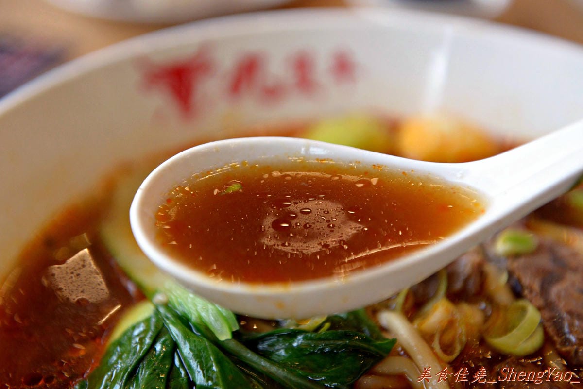 [台中沙鹿]九隻牛 絕香牛肉麵 – 沙鹿新開幕的平價牛肉麵,店內用餐空間運用超乎邏輯。