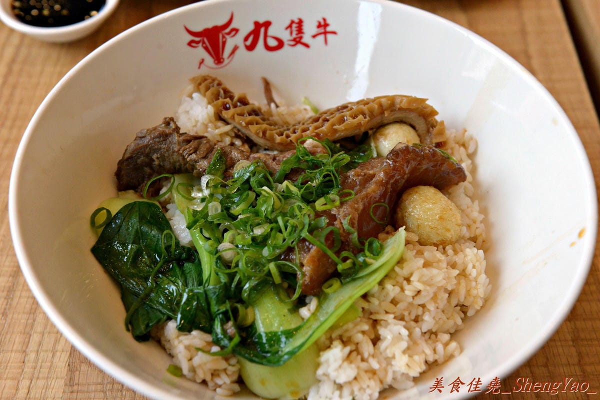 [台中沙鹿]九隻牛 絕香牛肉麵 – 沙鹿新開幕的平價牛肉麵,店內用餐空間運用超乎邏輯。
