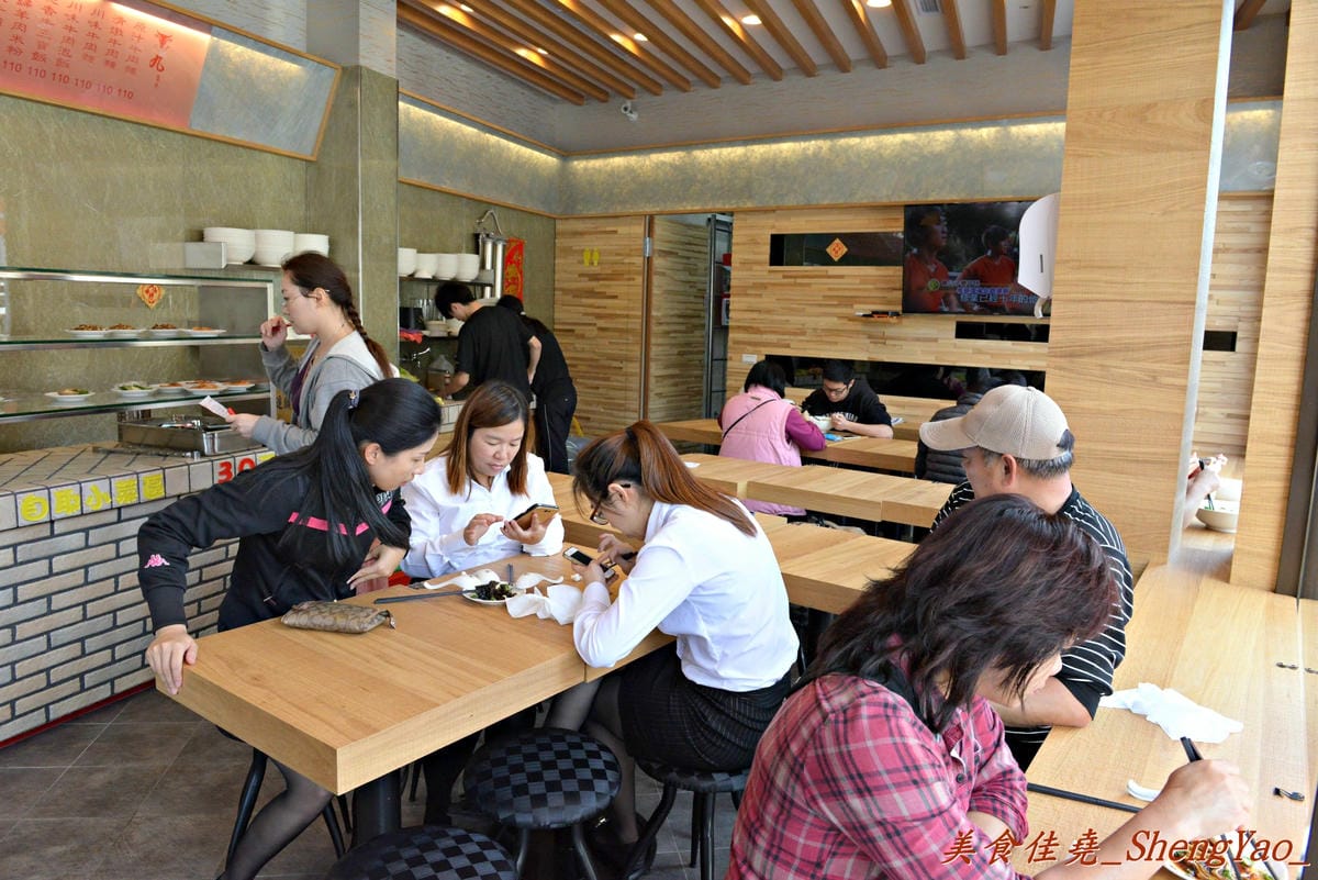 [台中沙鹿]九隻牛 絕香牛肉麵 – 沙鹿新開幕的平價牛肉麵,店內用餐空間運用超乎邏輯。