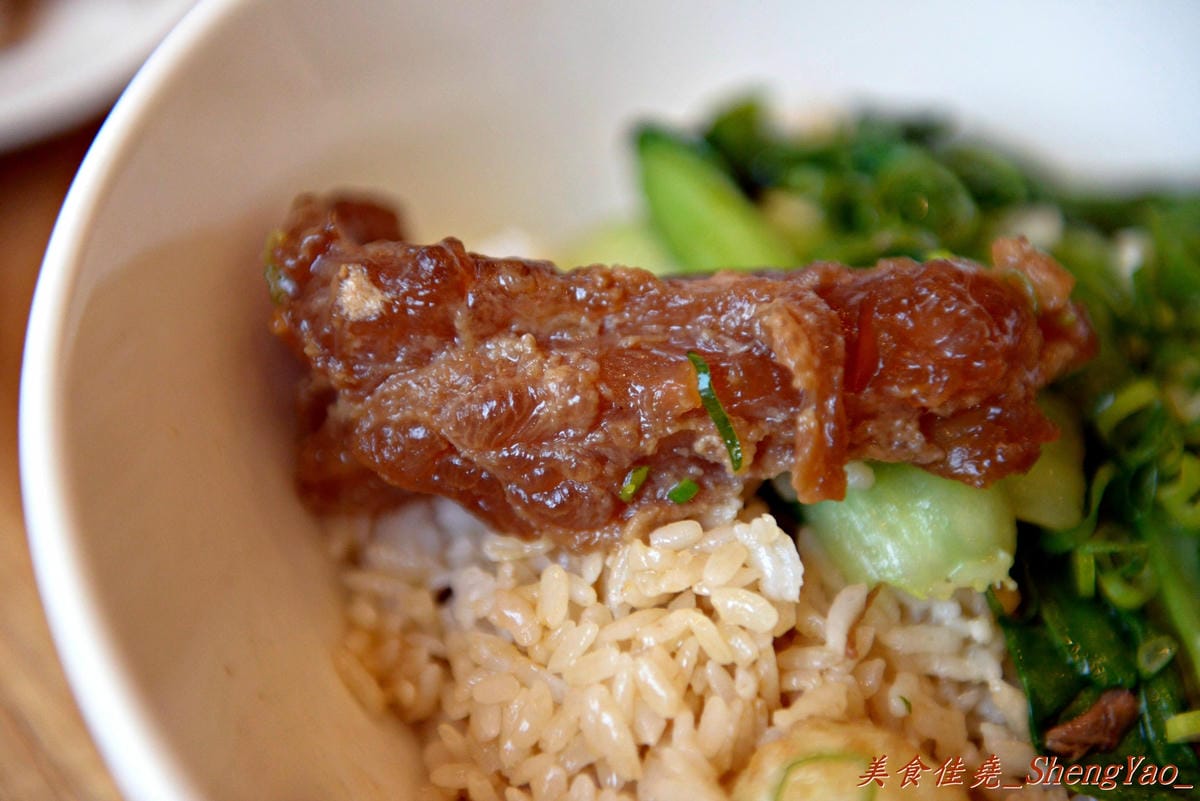 [台中沙鹿]九隻牛 絕香牛肉麵 – 沙鹿新開幕的平價牛肉麵,店內用餐空間運用超乎邏輯。