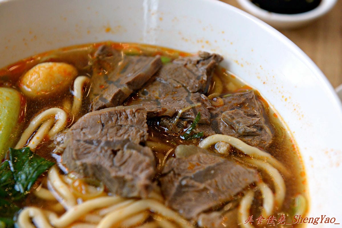 [台中沙鹿]九隻牛 絕香牛肉麵 – 沙鹿新開幕的平價牛肉麵,店內用餐空間運用超乎邏輯。