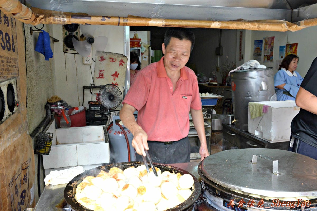 [台中沙鹿]麥當勞後方菜市場內素食水煎包 – 美食節目多次報導、賣了31年的便宜好吃水煎包。