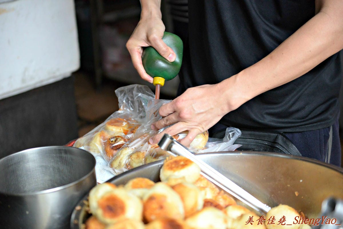 [台中沙鹿]麥當勞後方菜市場內素食水煎包 – 美食節目多次報導、賣了31年的便宜好吃水煎包。