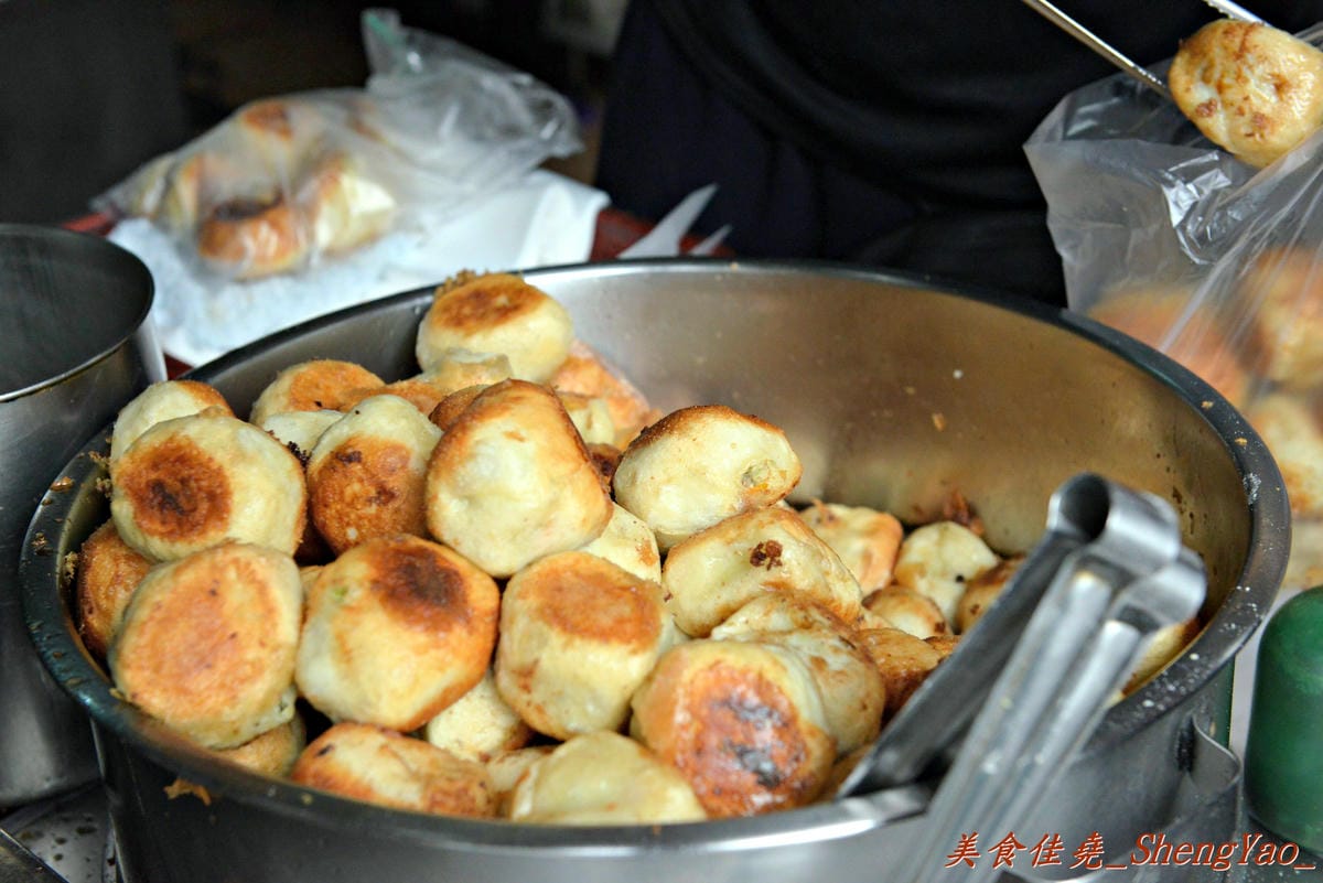 [台中沙鹿]麥當勞後方菜市場內素食水煎包 – 美食節目多次報導、賣了31年的便宜好吃水煎包。