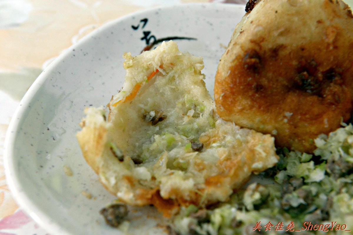 [台中沙鹿]麥當勞後方菜市場內素食水煎包 – 美食節目多次報導、賣了31年的便宜好吃水煎包。