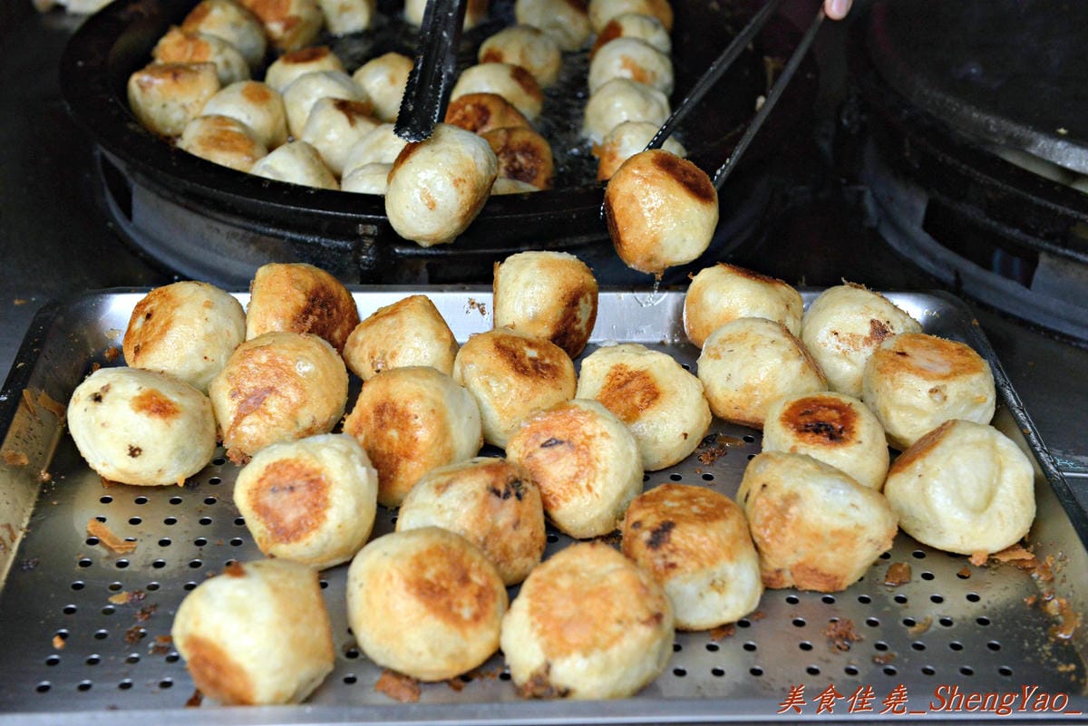 [台中沙鹿]麥當勞後方菜市場內素食水煎包 – 美食節目多次報導、賣了31年的便宜好吃水煎包。