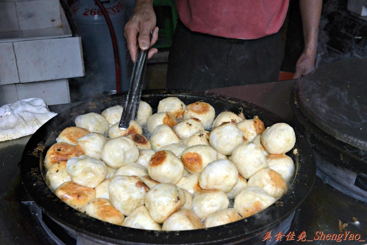 [台中沙鹿]麥當勞後方菜市場內素食水煎包 – 美食節目多次報導、賣了31年的便宜好吃水煎包。