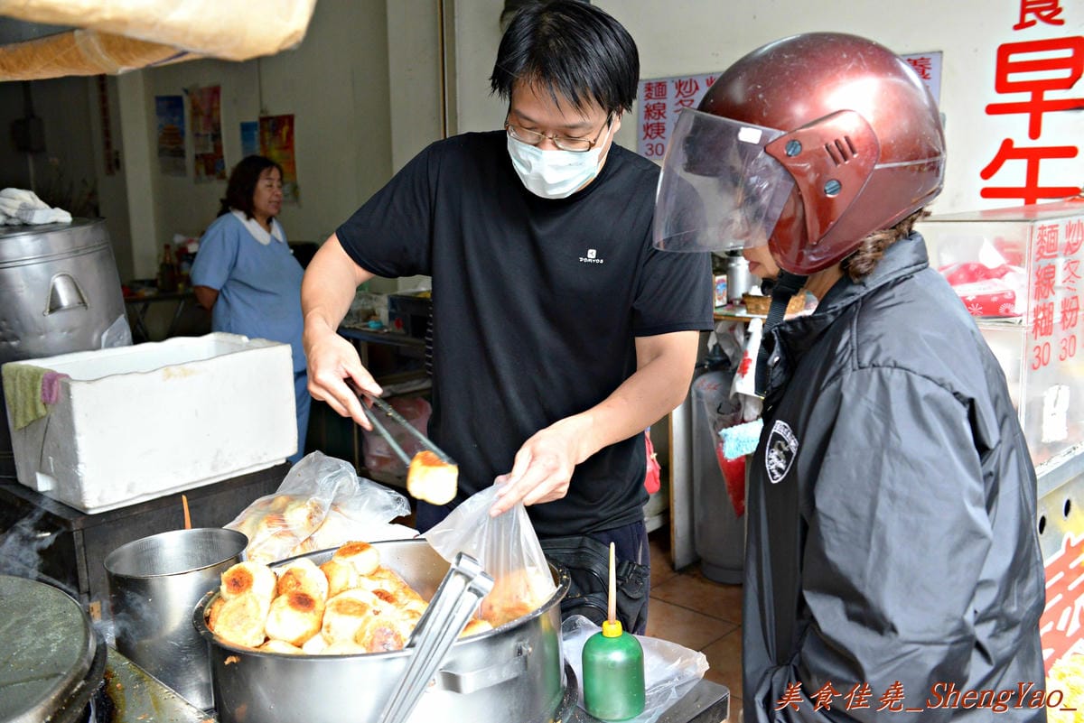 [台中沙鹿]麥當勞後方菜市場內素食水煎包 – 美食節目多次報導、賣了31年的便宜好吃水煎包。