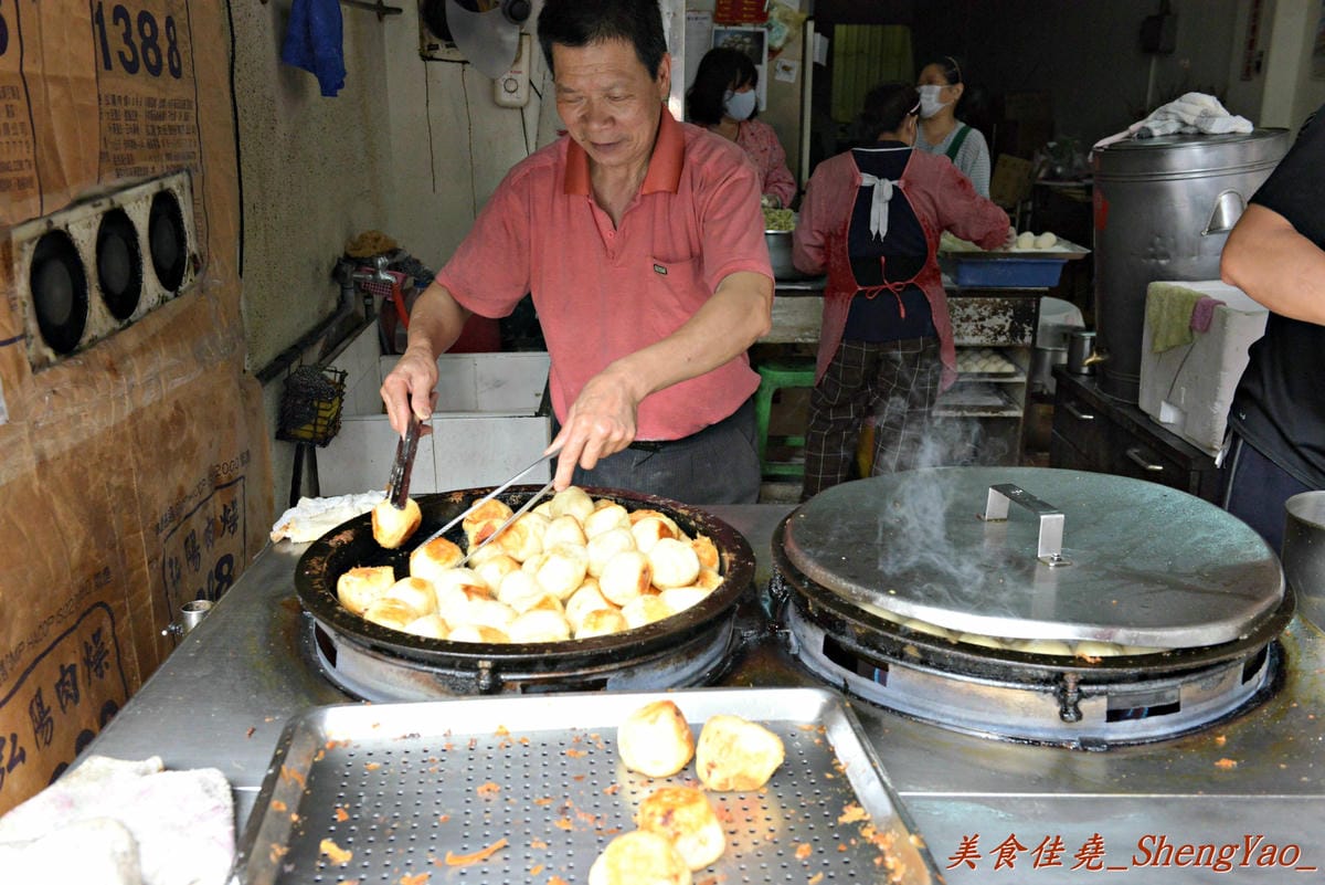 [台中沙鹿]麥當勞後方菜市場內素食水煎包 – 美食節目多次報導、賣了31年的便宜好吃水煎包。