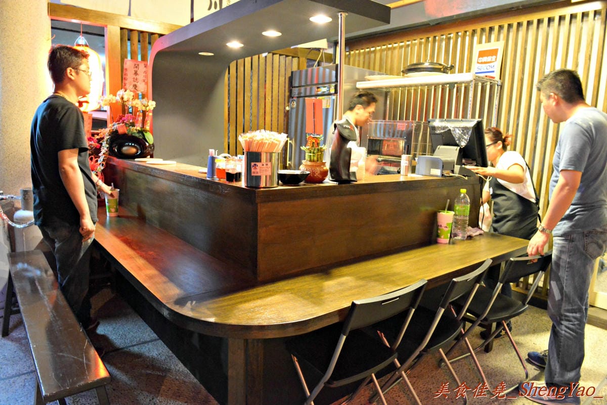 [台中西區]西川家燒き餃子 – 西區新開幕的日式燒餃小店,燒餃超好吃也不貴,下班小酌、夜晚消夜的好去處。