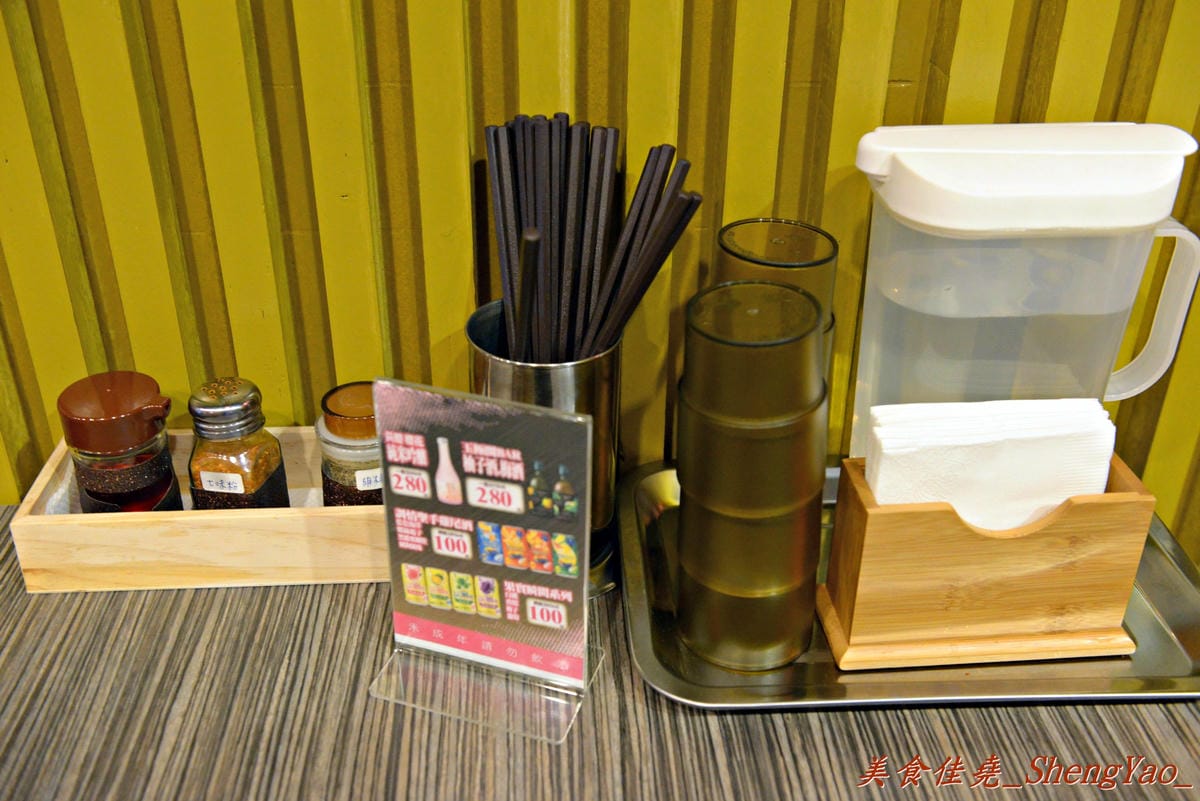 [台中東區]一心豚骨拉麵 – 新時代購物中心附近新開的拉麵店,表現中規中矩,叉燒還不錯吃。(已歇業)