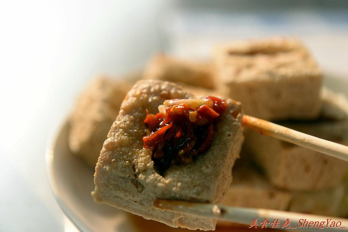 [台中北區]毒家素食 臭豆腐臭臭鍋 – 自豪”有比我更好吃不用錢”、生意好到油鍋發爐冒火的路邊攤。(已歇業)