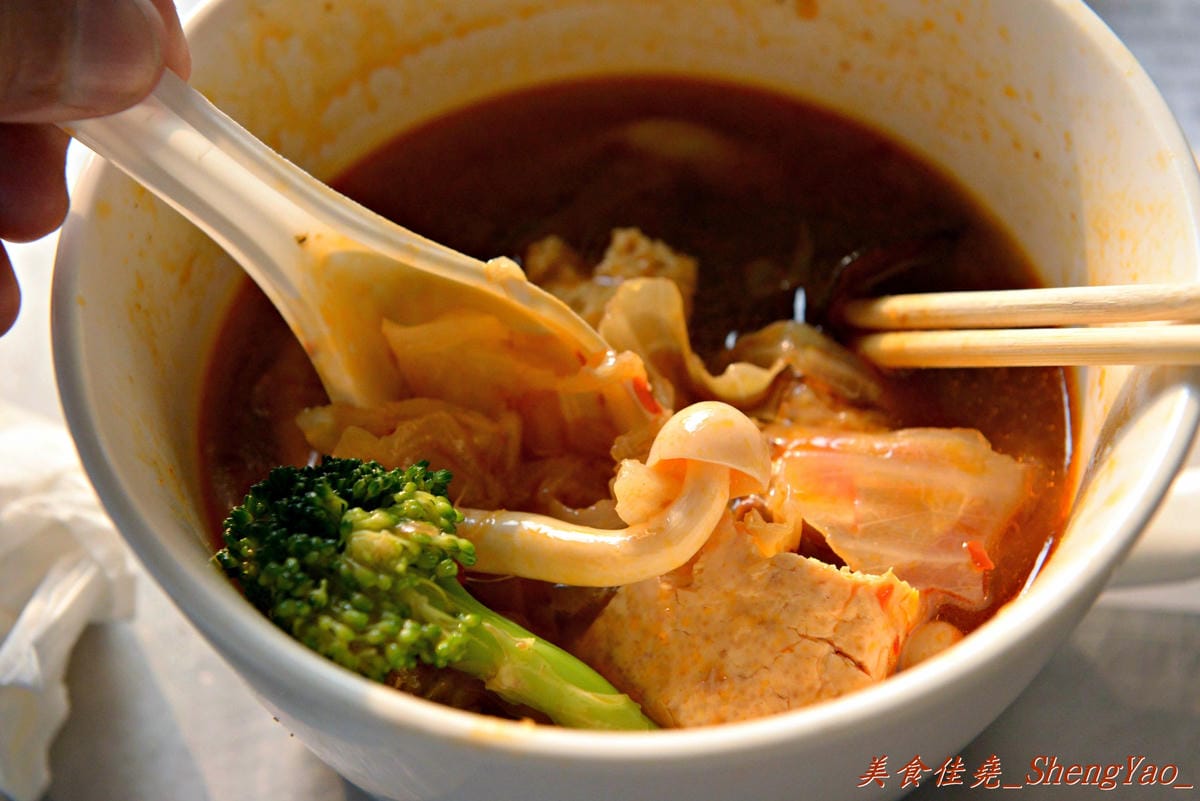 [台中北區]毒家素食 臭豆腐臭臭鍋 – 自豪”有比我更好吃不用錢”、生意好到油鍋發爐冒火的路邊攤。(已歇業)