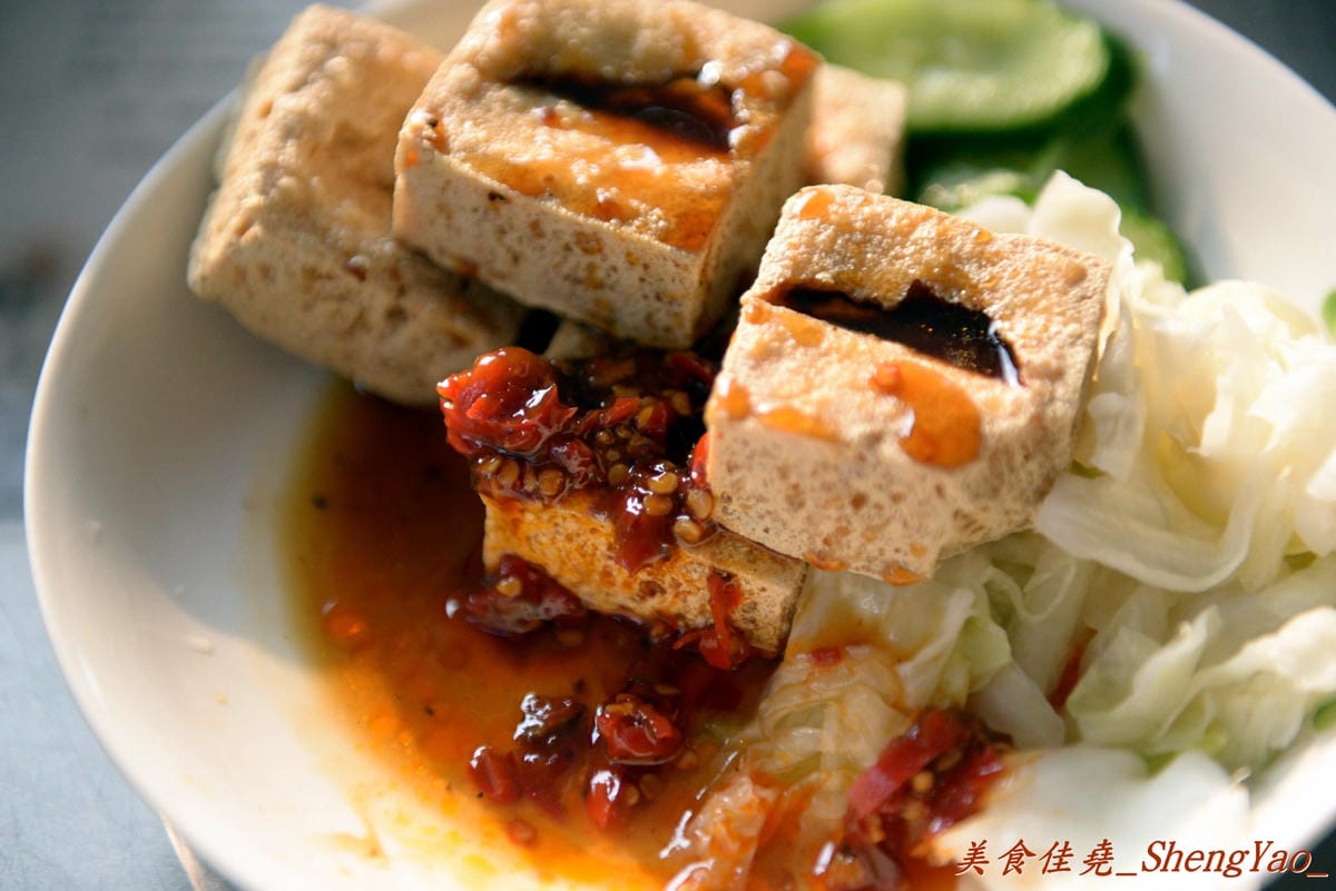 [台中北區]毒家素食 臭豆腐臭臭鍋 – 自豪”有比我更好吃不用錢”、生意好到油鍋發爐冒火的路邊攤。(已歇業)