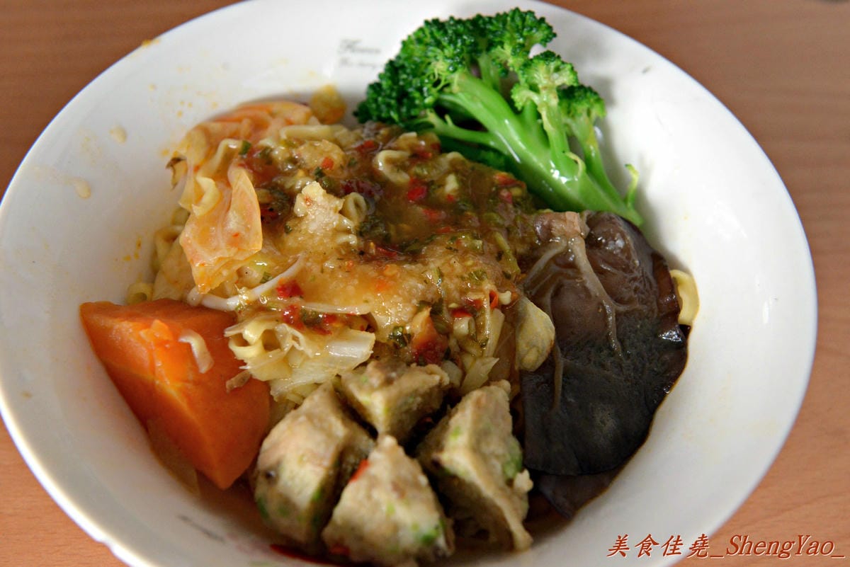 [台中北區]毒家素食 臭豆腐臭臭鍋 – 自豪”有比我更好吃不用錢”、生意好到油鍋發爐冒火的路邊攤。(已歇業)