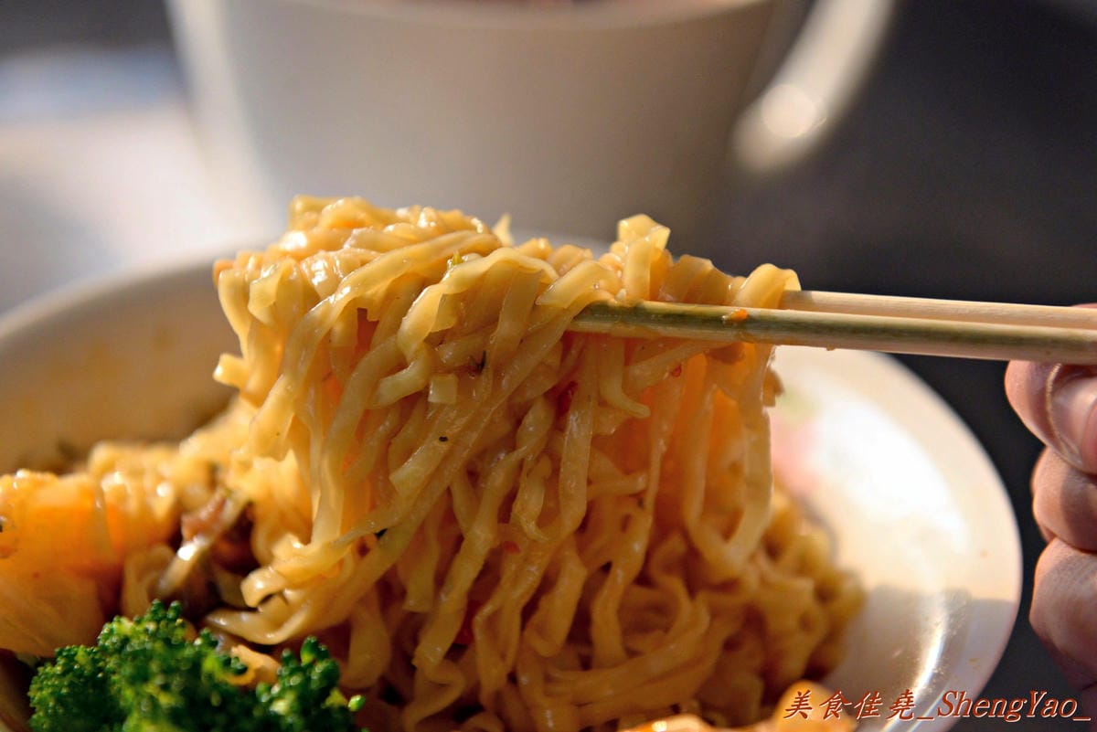 [台中北區]毒家素食 臭豆腐臭臭鍋 – 自豪”有比我更好吃不用錢”、生意好到油鍋發爐冒火的路邊攤。(已歇業)