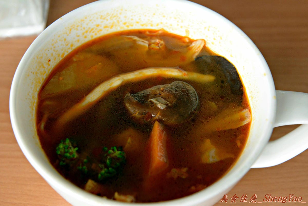 [台中北區]毒家素食 臭豆腐臭臭鍋 – 自豪”有比我更好吃不用錢”、生意好到油鍋發爐冒火的路邊攤。(已歇業)