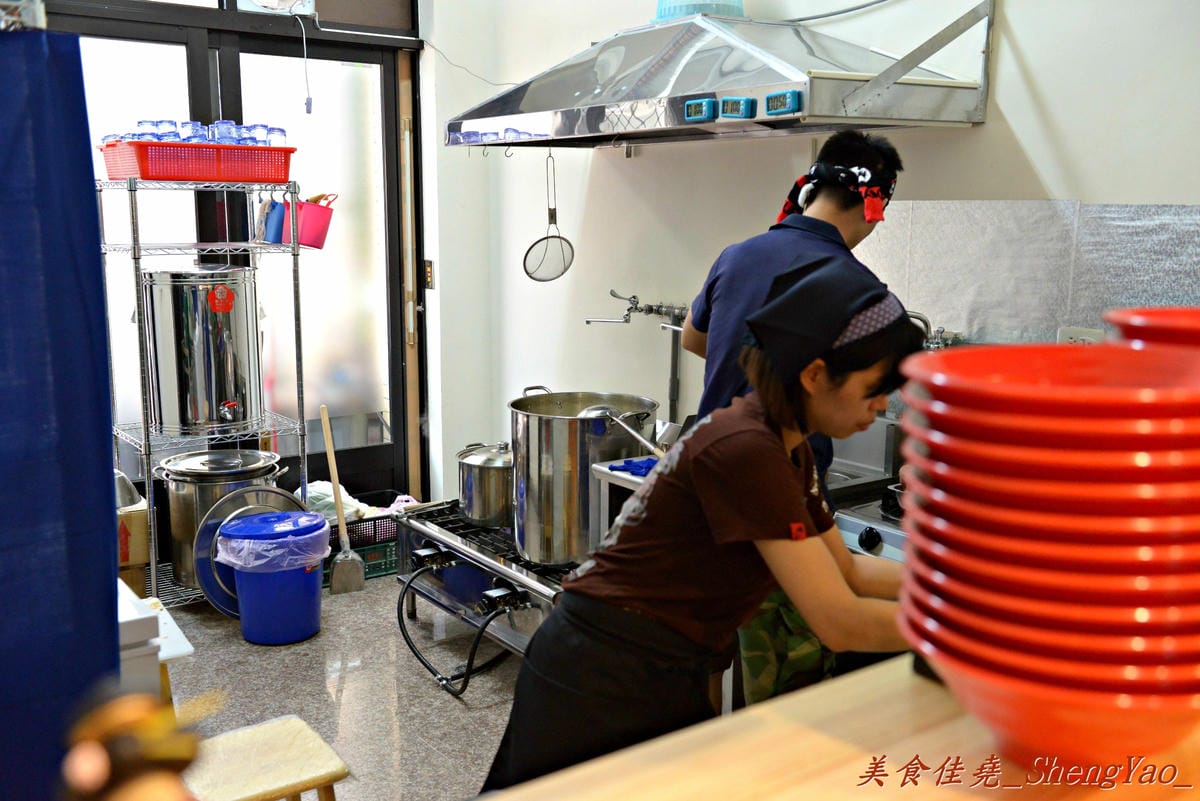 [台中沙鹿]淺草 來來軒 – 靜宜商圈上新開的超強大平價日式拉麵,叉燒肉像拳頭一樣大。