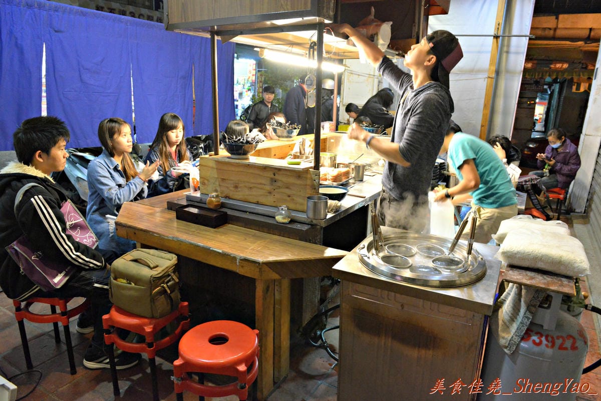[台中北區]雷亭拉麵 – 北區永興街上的深夜限定版拉麵,價格便宜還不錯吃。