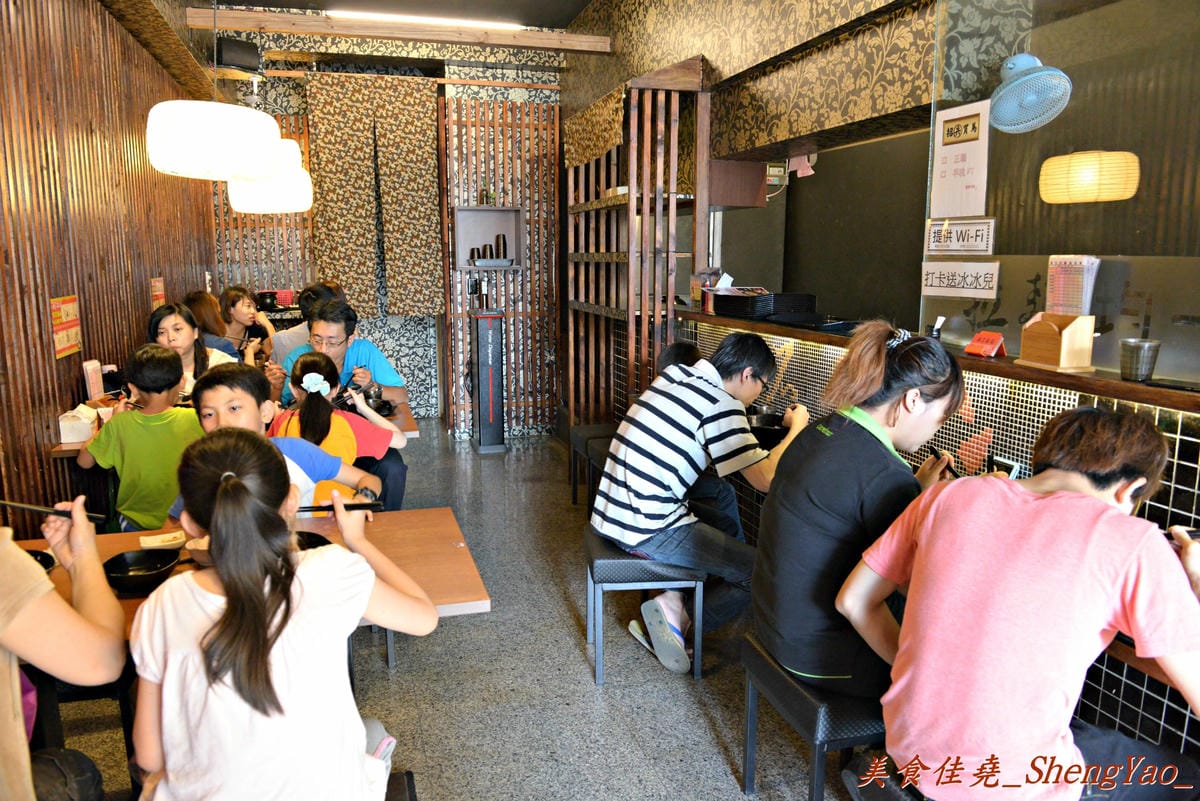 [台中西屯]酒石拉麵 逢甲店 – 拉麵均一價90元、加麵免費的平價連鎖拉麵店。