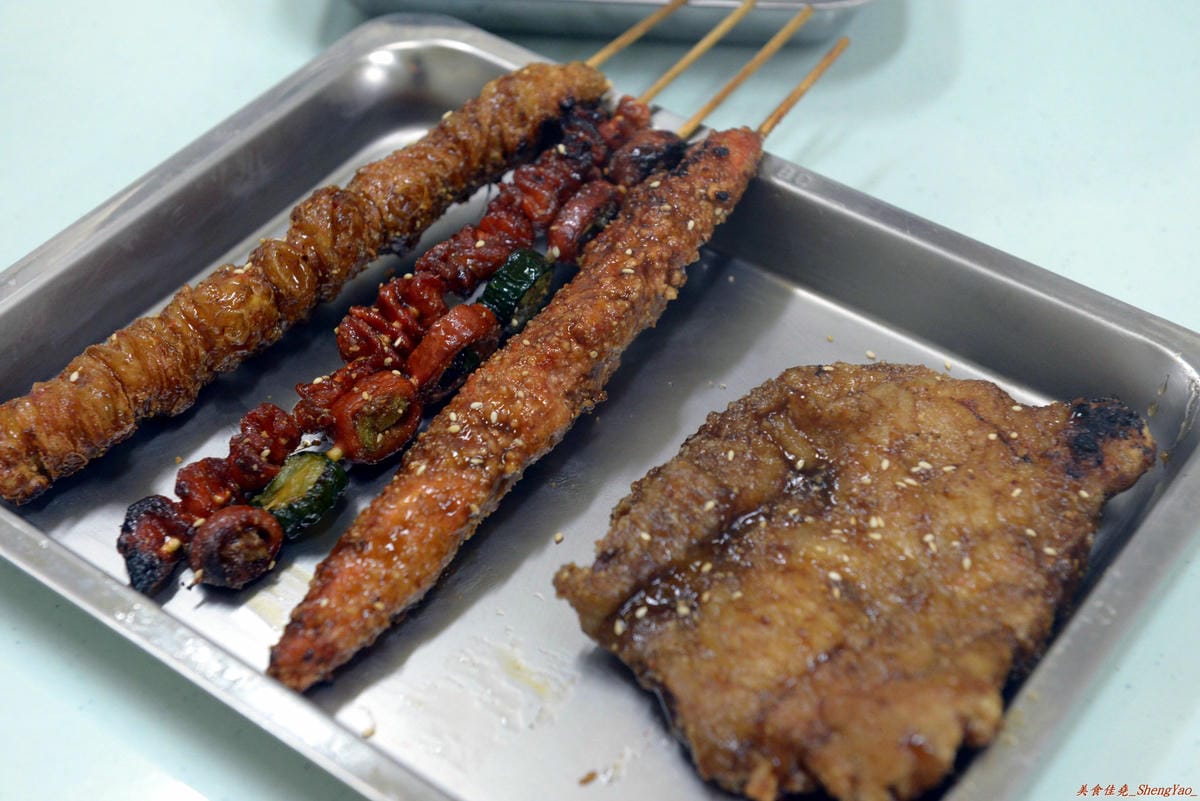 [台中沙鹿]三十張燒烤 靜宜店 – 食材種類多、醬汁味道獨特、適合配啤酒飲料的重口味燒烤。(已歇業)