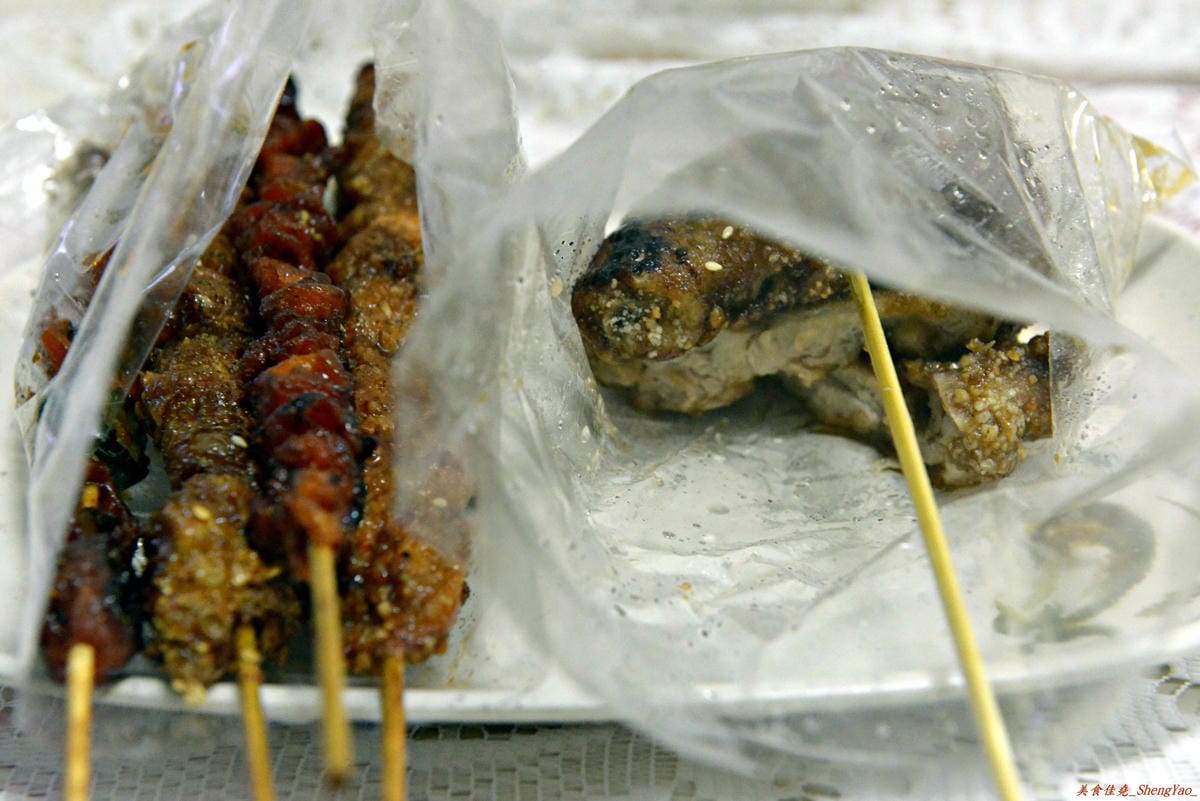 [台中沙鹿]三十張燒烤 靜宜店 – 食材種類多、醬汁味道獨特、適合配啤酒飲料的重口味燒烤。(已歇業)