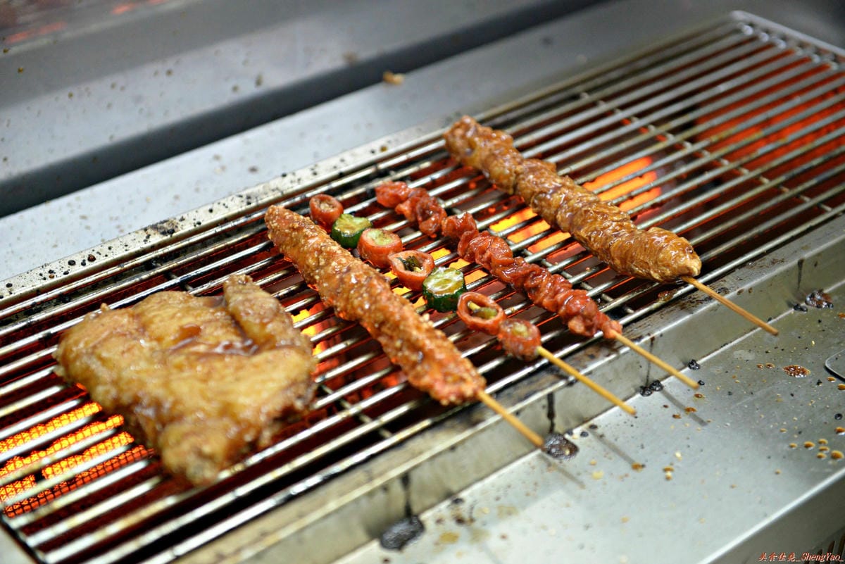 [台中沙鹿]三十張燒烤 靜宜店 – 食材種類多、醬汁味道獨特、適合配啤酒飲料的重口味燒烤。(已歇業)