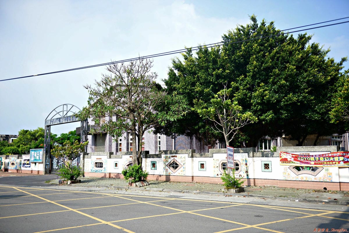 [台中龍井]龍井國小旁榕樹下無名麵攤 – 飄香20多年的傳統古早味麵攤,乾麵30元超大碗,隔間肉非常好吃,8點前幾乎就賣光。