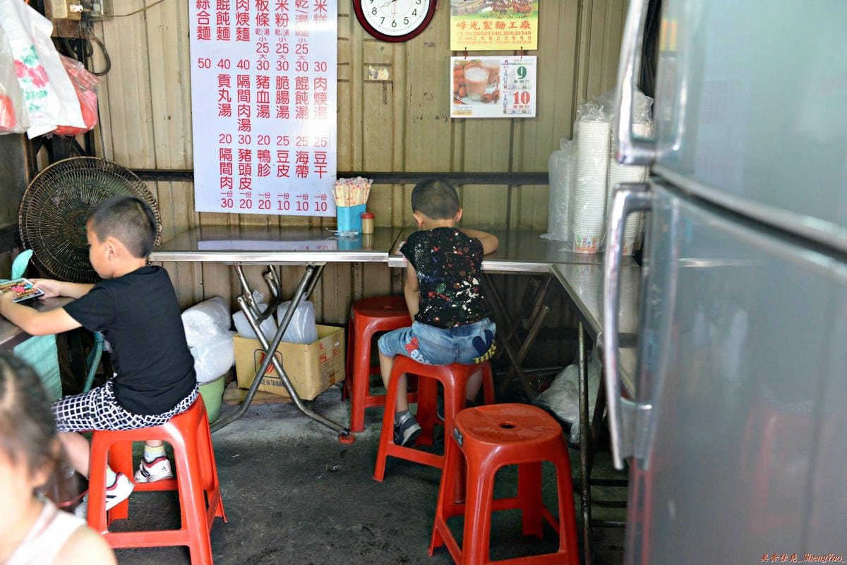 [台中龍井]龍井國小旁榕樹下無名麵攤 – 飄香20多年的傳統古早味麵攤,乾麵30元超大碗,隔間肉非常好吃,8點前幾乎就賣光。