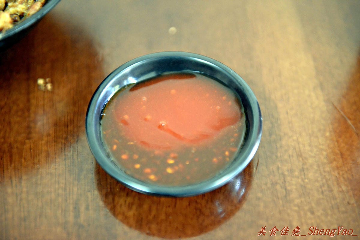 [台中大雅]上楓麵店 – 民國75年創立的老牌麵店,30元炒麵/炒米粉份量超大一盤,淋上甜辣醬和店家自製鮮辣椒醬,吼好吃得不得了。