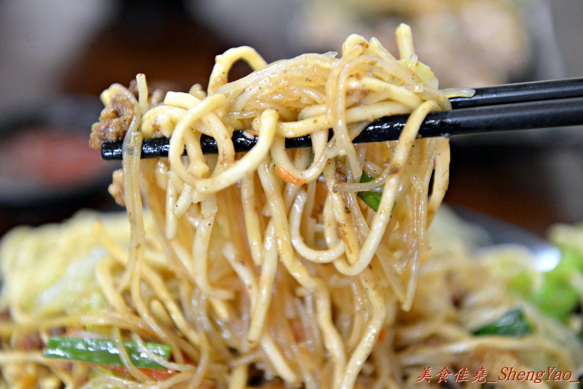 [台中大雅]上楓麵店 – 民國75年創立的老牌麵店,30元炒麵/炒米粉份量超大一盤,淋上甜辣醬和店家自製鮮辣椒醬,吼好吃得不得了。