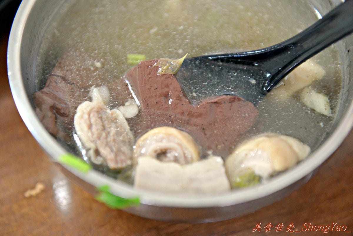 [台中大雅]上楓麵店 – 民國75年創立的老牌麵店,30元炒麵/炒米粉份量超大一盤,淋上甜辣醬和店家自製鮮辣椒醬,吼好吃得不得了。