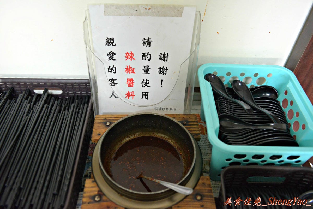[台中大雅]上楓麵店 – 民國75年創立的老牌麵店,30元炒麵/炒米粉份量超大一盤,淋上甜辣醬和店家自製鮮辣椒醬,吼好吃得不得了。